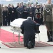 Jarosław Kaczyński przed trumną brata na lotnisku Okęcie