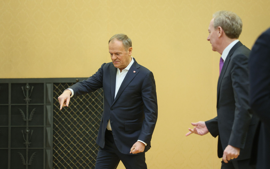 remier Donald Tusk oraz prezydent i wiceprezes Microsoft Corporation Brad Smith w drodze na konferen