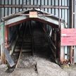 Tunel opuszczonej rosyjskiej kopalni węgla Pyramiden na Spitsbergenie. Miasto widmo blisko Bieguna P