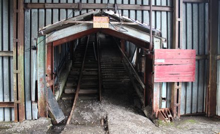 Tunel opuszczonej rosyjskiej kopalni węgla Pyramiden na Spitsbergenie. Miasto widmo blisko Bieguna P