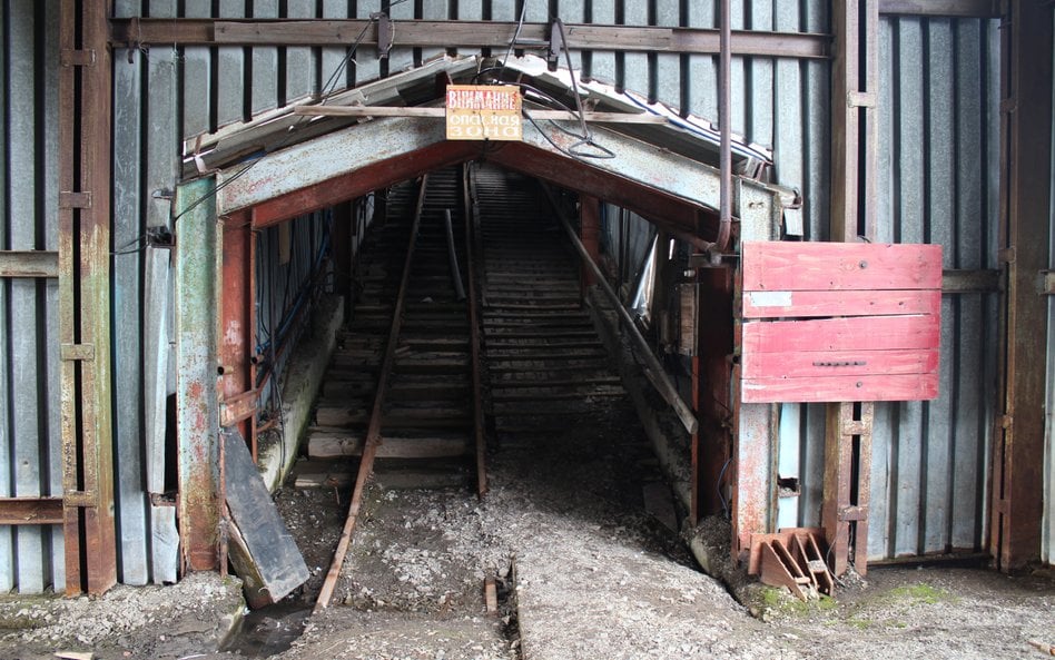 Tunel opuszczonej rosyjskiej kopalni węgla Pyramiden na Spitsbergenie. Miasto widmo blisko Bieguna P
