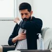 Badanie: Jak koronawirus rozprzestrzenia się w czasie mówienia pod dachem?