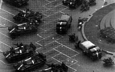 ?Sowieckie czołgi na jednym z placów w Pradze, 21 sierpnia 1968 r.