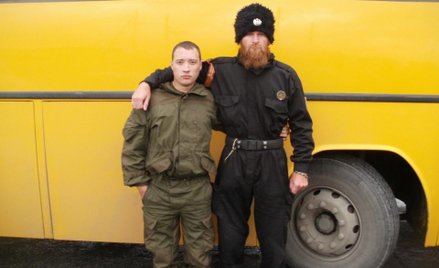 Jeden z przywóców zamachu Aleksandar Sidżelicz (z prawej) w Donbasie.