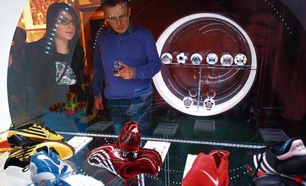 Na Wielkiej Wystawie Piłkarskiej w PKiN można obejrzeć oryginalne koszulki piłkarzy, buty i piłki