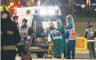 Dramat na torze Sakhir. Służby medyczne udzielają pomocy francuskiemu kierowcy Romain Grosjean’owi p