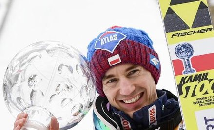 Kamil Stoch z Pucharem Świata za ubiegły sezon