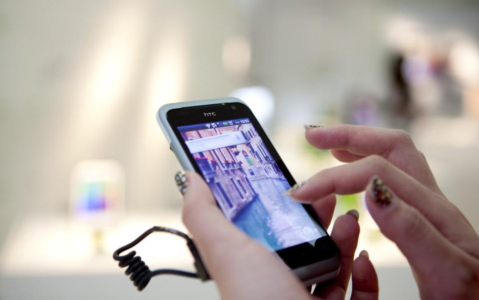 Polacy nie korzystają z Internetu przez smartfony