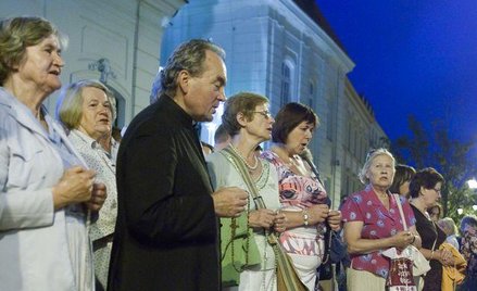 Ksiądz z zakazem posługi za modlitwę pod krzyżem?