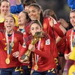 Olga Carmona Garcia (z trofeum) strzeliła jedynego gola w finale