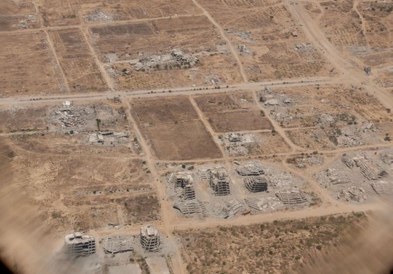 Zburzona przez wojsko Izraela Strefa Gazy, fotografia wykonana 1 sierpnia 2025 r. z pokładu hiszpańs