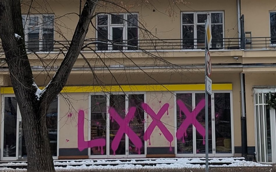 Kontrowersyjna reklama na elewacji oburzyła mieszkańców i skłoniła radnych do interwencji u konserwa