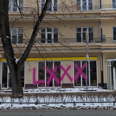 Kontrowersyjna reklama na elewacji oburzyła mieszkańców i skłoniła radnych do interwencji u konserwa