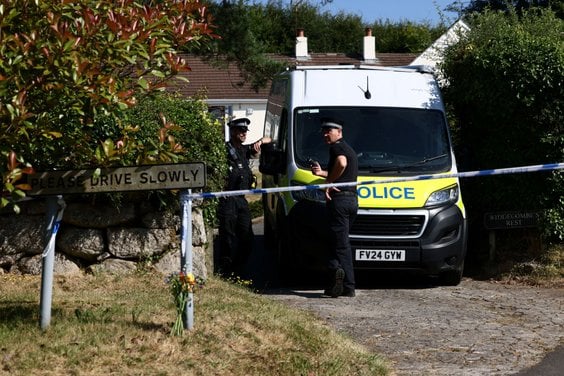 Policja przed domem Ann Widdecombe w Haytor (hrabstwo Devon), w którym odnaleziono ciało wieloletnie