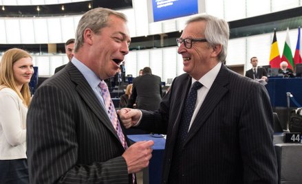 Jean-Claude Juncker (P), prezydent Komisji Europejskiej rozmawia z brytyjskim eurosceptykiem Nigelem