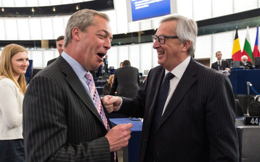 Jean-Claude Juncker (P), prezydent Komisji Europejskiej rozmawia z brytyjskim eurosceptykiem Nigelem