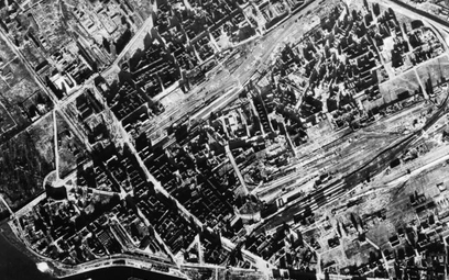 Fotografia lotnicza warszawskiej Pragi z 15 sierpnia 1944. Powstanie w tej dzielnicy już upadło, res