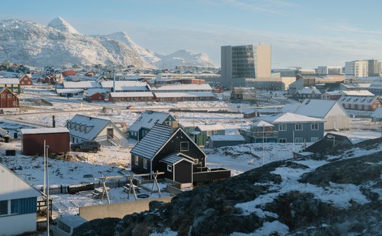 Domy i bloki mieszkalne w Nuuk na Grenlandii