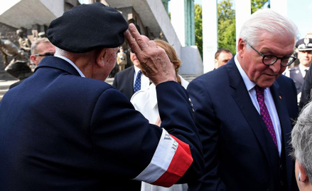 Prezydent Niemiec Frank-Walter Steinmeier w rozmowie z weteranem Powstania Warszawskiego
