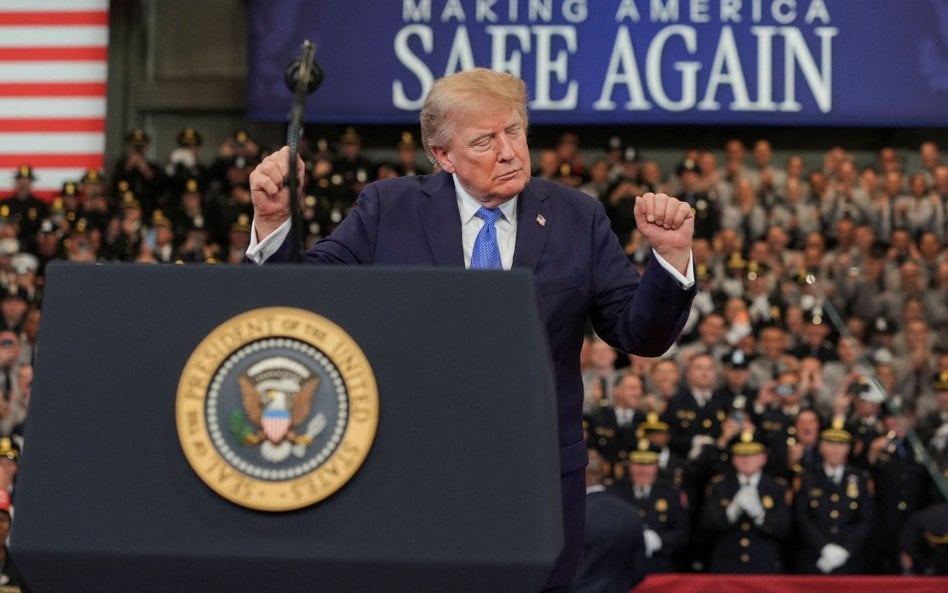 Donald Trump podczas wystąpienia w nowej akademii policji hrabstwa Nassau w Garden City w stanie Now