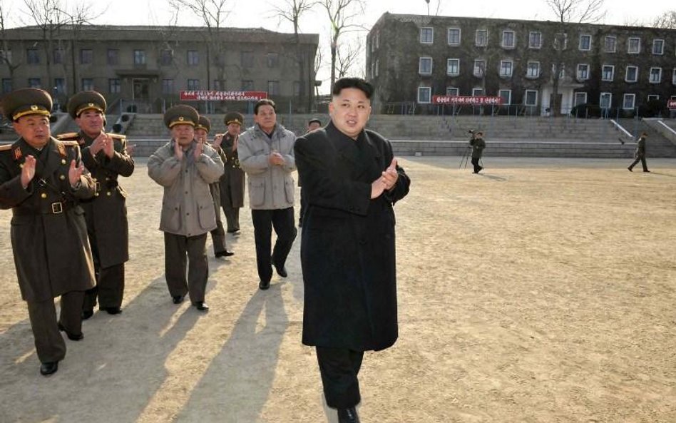 Kim Dzong Un, który przejął stery w państwie po śmierci ojca, wzmocnił środki kontroli na granicy i 