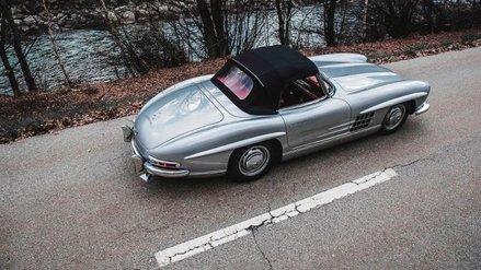 Roadster debiutował w 1957 roku. Kabriolet wyposażano w miękki składany dach lub zdejmowany hardtop.