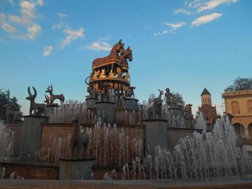 Fontanna Kolchidy w centrum Kutaisi przypomina, że w tej okolicy rozegrała się historia znana z grec