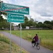 Miejscowość z dwujęzycznymi tablicami informacyjnymi.