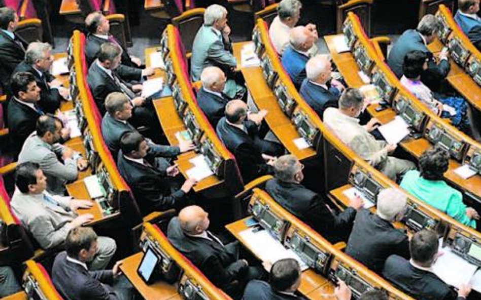 Posłowie opozycji protestowali wczoraj przeciw osadzeniu w areszcie Julii Tymoszenko