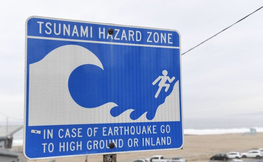 Znak ostrzegający przed zagrożeniem tsunami w pobliżu plaży w El Segundo w Kalifornii