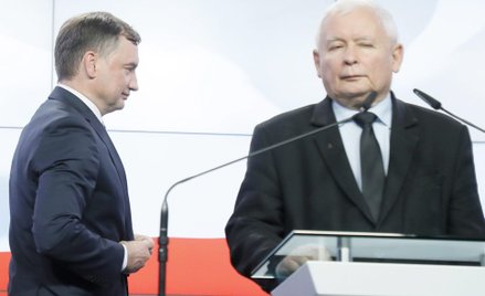 Jarosław Kaczyński i Zbigniew Ziobro nie mają powodów do zadowolenia, czytając kolejne sondaże