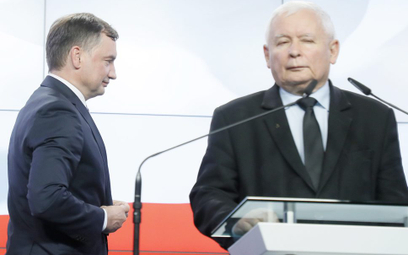 Jarosław Kaczyński i Zbigniew Ziobro nie mają powodów do zadowolenia, czytając kolejne sondaże