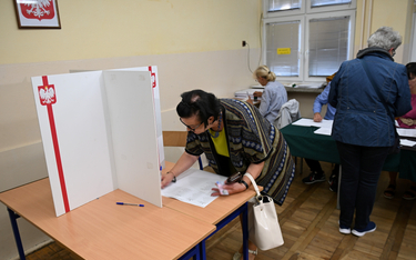 Głosowanie w lokalu wyborczym w Szczecinie.