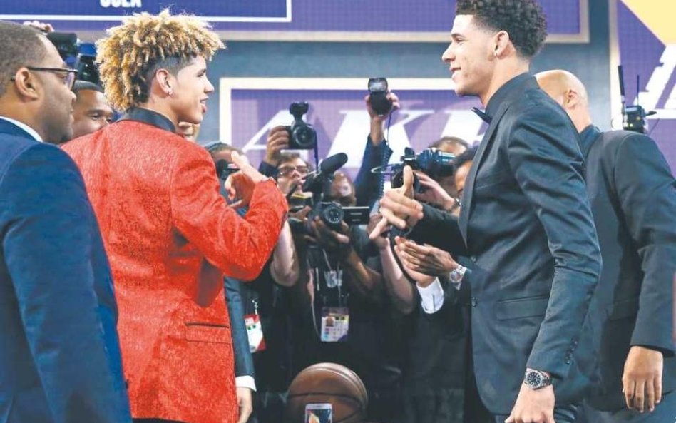 Lonzo Ballo (z prawej) został wybrany przez Los Angeles Lakers z drugim numerem w tegorocznym drafci