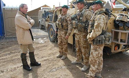 Brytyjski sekretarz obrony John Hutton wizytuje oddziały w Afganistanie