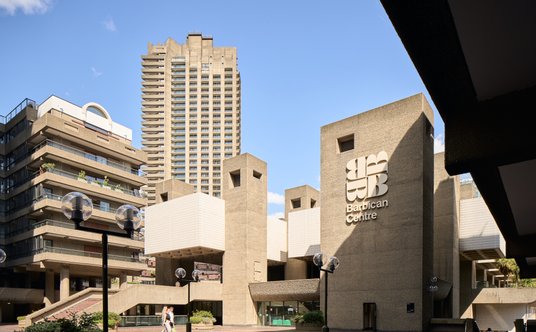 Część kulturalną Barbican uzupełniają dwa wieżowce mieszkalne.