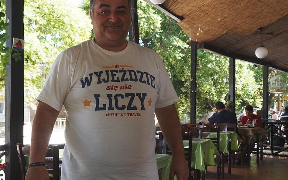 Właściciel tawerny Maria nie rozstawał się z koszulką „Na wyjeździe się nie liczy”