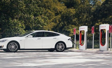 Tesla: Zajmujesz ładowarkę? Zapłacisz!