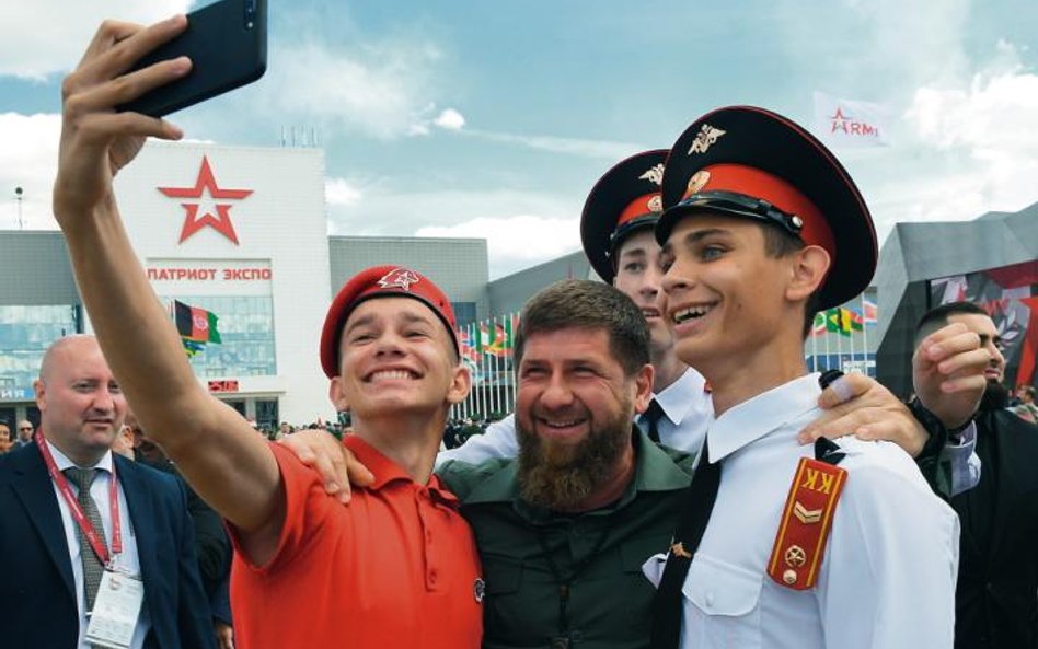Ramzan Kadyrow stał się jedynym człowiekiem, który mógł zapewnić tak pożądaną przez Kreml stabilność