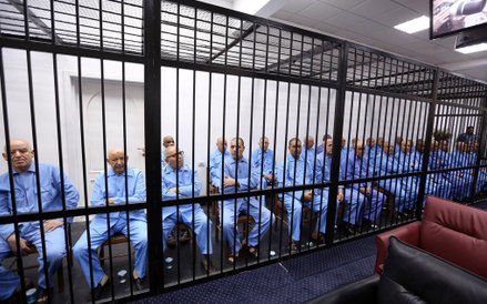 Dawni współpracownicy libijskiego dyktatora Moamera Kaddafiego siedzący w więzieniu. Libijski sąd sk