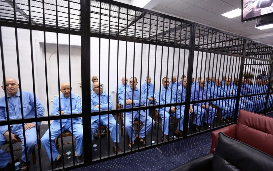 Dawni współpracownicy libijskiego dyktatora Moamera Kaddafiego siedzący w więzieniu. Libijski sąd sk