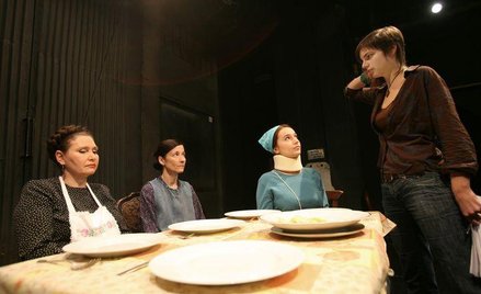 Reżyserka Eva Rysová podczas pracy z aktorami