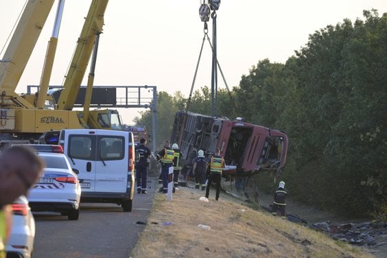 Służby ratunkowe na miejscu wypadku polskiego autokaru na autostradzie M3 na Węgrzech