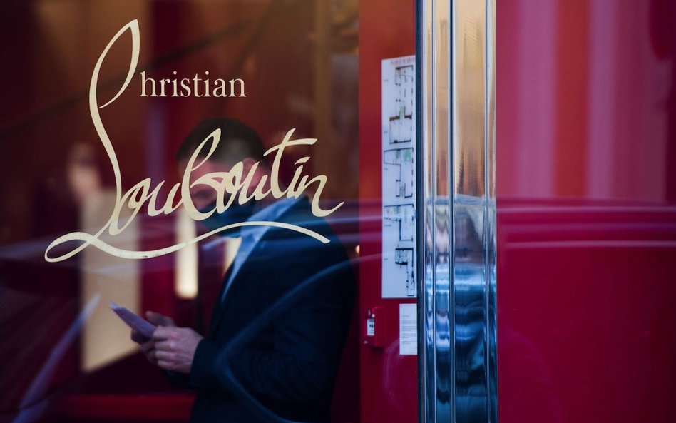 Symbolem marki jest charakterystyczny podpis projektanta, Christiana Louboutina.