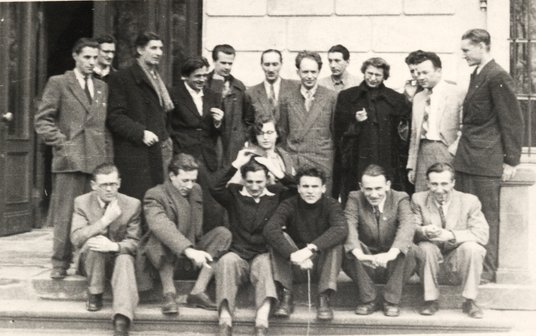 Seminarium literackie w Nieborowie. Tadeusz Borowski stoi drugi od prawej. Zdjęcie wykonano na dwa m