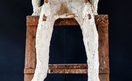 "Magdalena Abakanowicz, „Plaster 3” 1987–2009, gips, drewno, 150 x 76 x 81 cm, DESA Unicum"