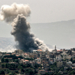 Kłęby dymu unoszące się po izraelskim bombardowania wioski Chiam w południowym Libanie w pobliżu gra