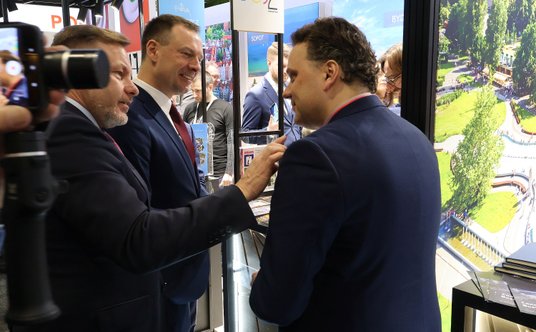 Prezes Łódzkiej Organizacji Turystycznej Tomasz Koralewski (z prawej) wyjaśniał ministrowi korzyści 