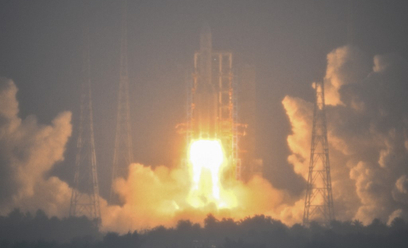 Start rakiety wynoszącej sondę kosmiczną Chang'e-6