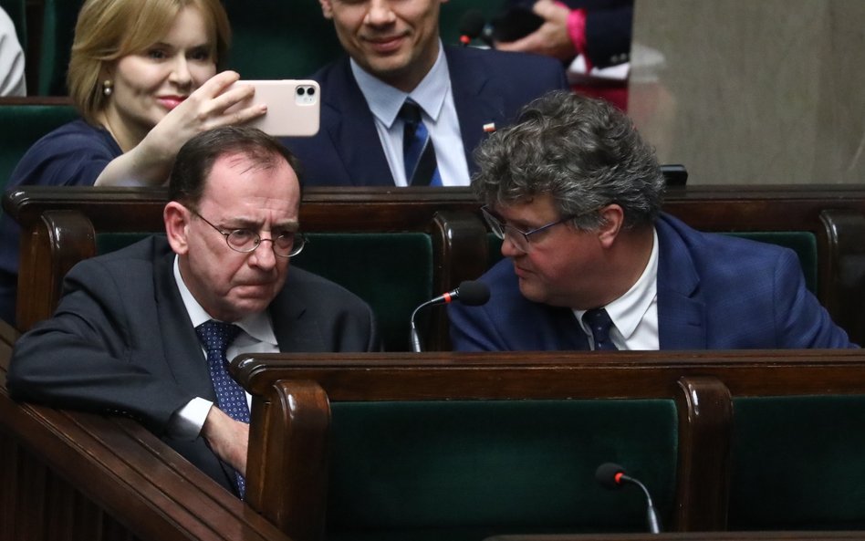 Minister spraw wewnętrznych i administracji Mariusz Kamiński oraz wiceminister spraw i wewnętrznych 